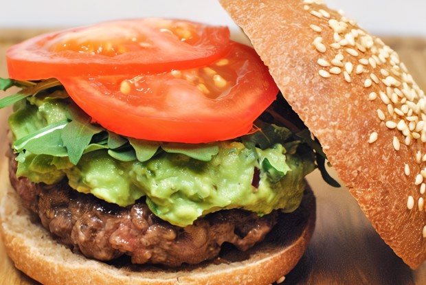 Гамбургер с рукколой и гуакамоле