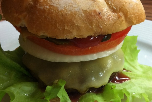 Гамбургеры с овощами и сыром