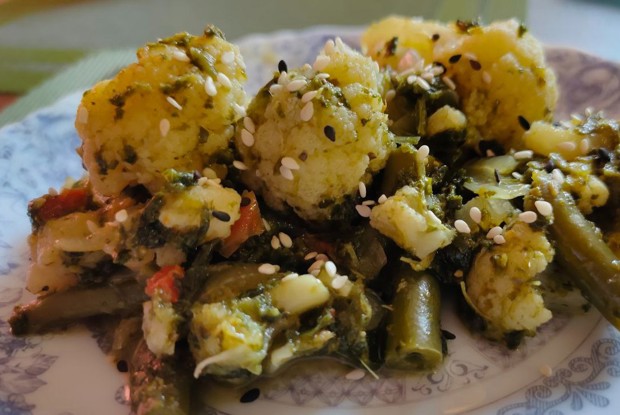 Гарнир из цветной капусты, шпината и зеленой фасоли