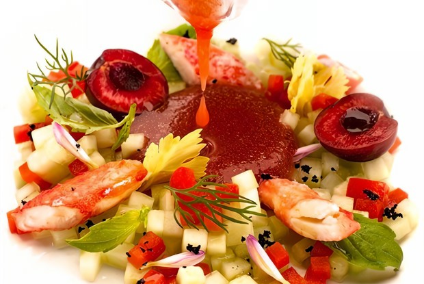 Гаспачо с черешней и крабом