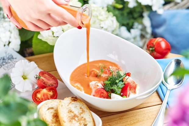 Гаспачо с крабом, страчателлой и сыром Шевре