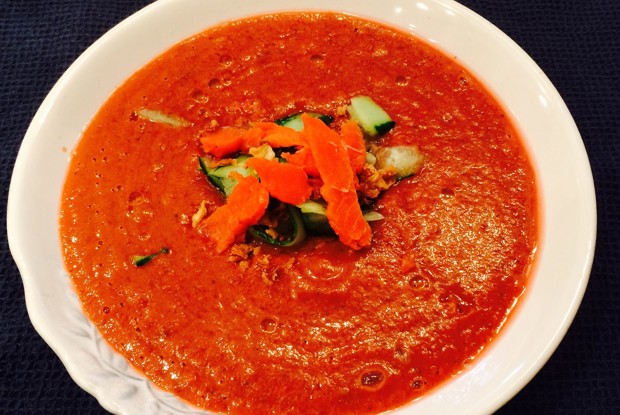 Гаспачо с вишней, лососем и копченой паприкой