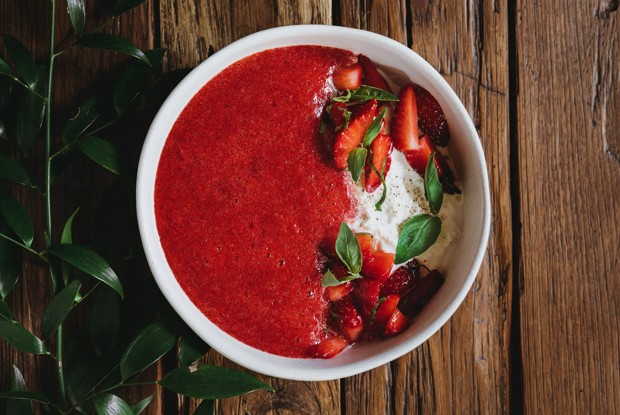 Гаспачо со страчателлой и клубникой
