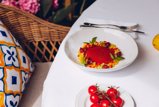 Гаспачо с клубникой и медом