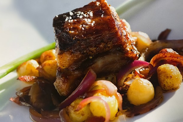 Глазированная свинина с жареными яблоками, картофелем и красным луком