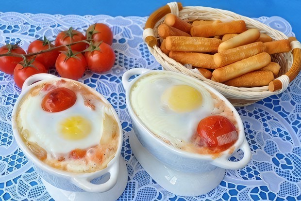 Глазунья с перцем и помидорами пелати