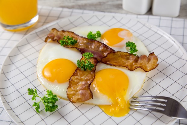 Глазунья с хрустящим сырокопченым беконом