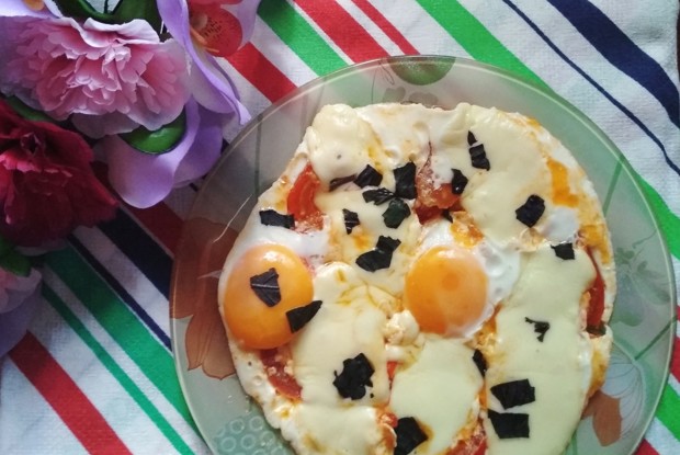 Глазунья с помидором и моцареллой