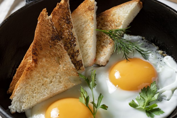 Глазунья с тостами