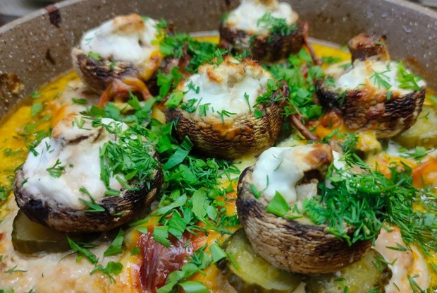 Гнезда из фарша с грибами и сыром