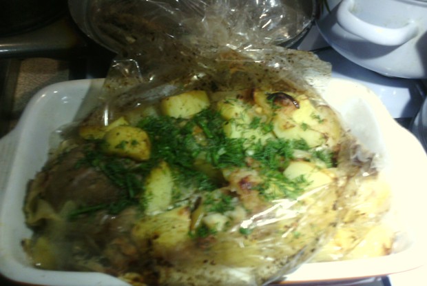 Голень индейки в рукаве с картофелем