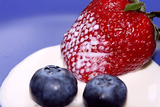 Голубика и клубника с лимонным соусом