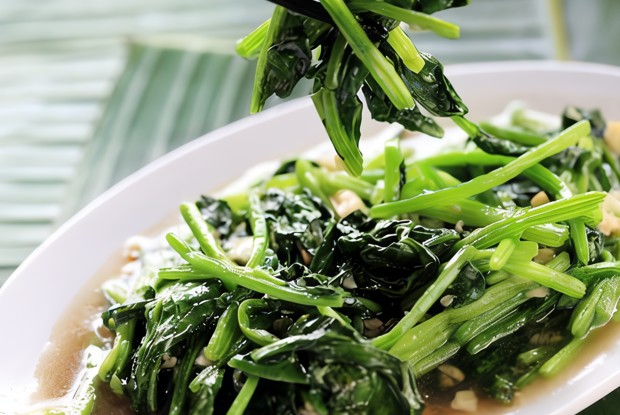 Горчичная зелень с луком