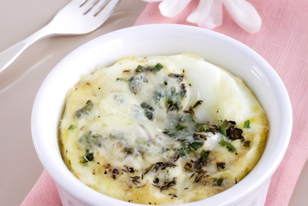 Горячая закуска из карамелизованного лука, рикотты и пармезана