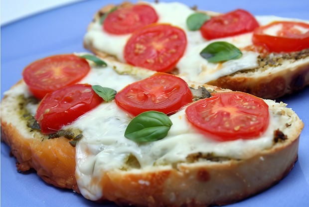 Горячие бутерброды с брынзой, помидорами и зеленью