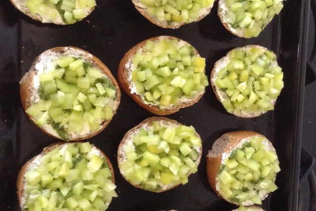 Горячие бутерброды с творожным сыром, песто и овощами