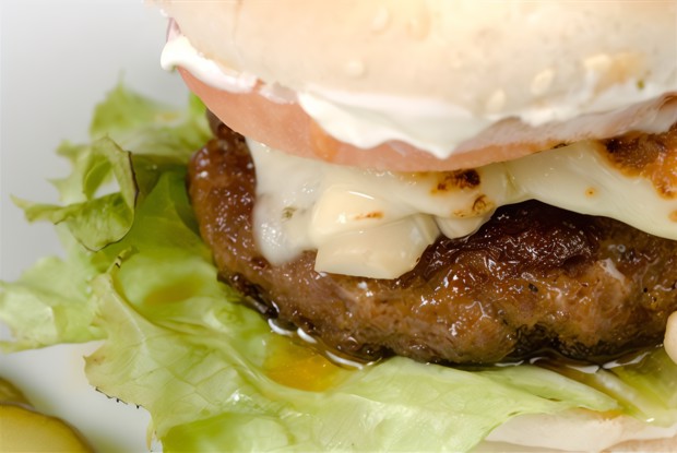 Горячие гамбургеры с брынзой и говядиной