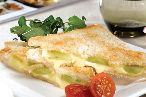 Горячий бутерброд с сыром бри и виноградом