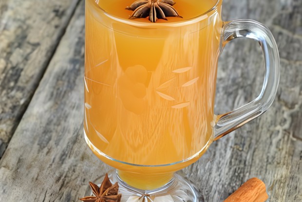 Горячий яблочный сидр с апельсиновой цедрой и специями