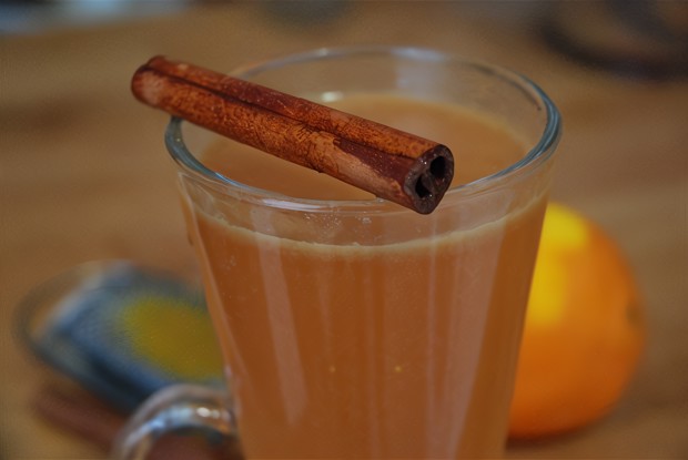 Горячий яблочный сидр с корицей