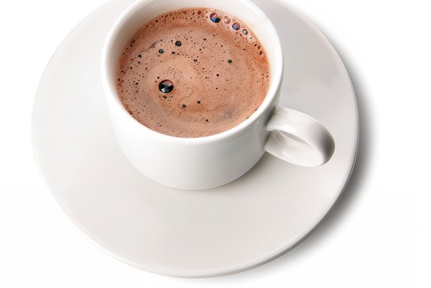 Горячий кофе с шоколадом и бренди