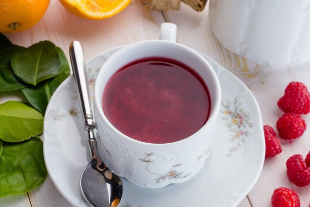 Горячий коктейль с малиной и шиповником