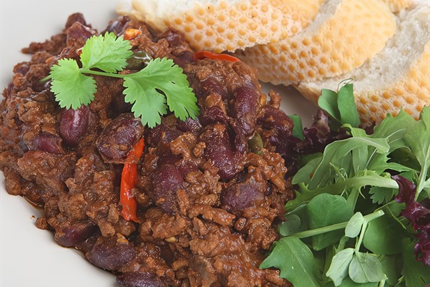 Горячий мясной салат с чили и соевым соусом