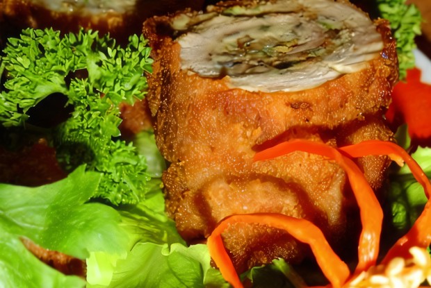 Горячий рулет из омлета со свининой