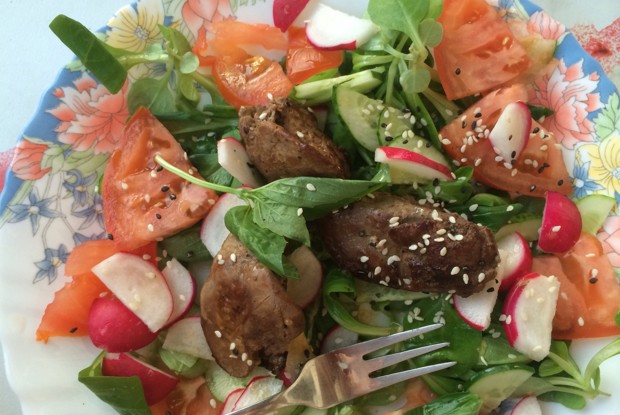 Горячий салат с печенью курицы