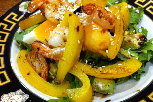 Горячий салат с рукколой, креветками и авокадо