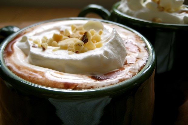 Горячий шоколад с ореховым ликером и жареным фундуком