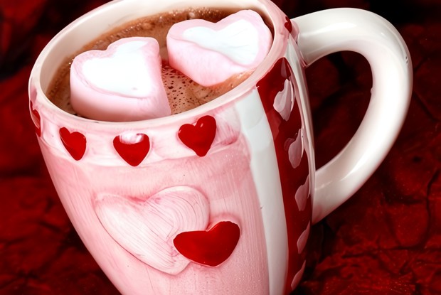 Горячий шоколад с сердцами из маршмеллоу