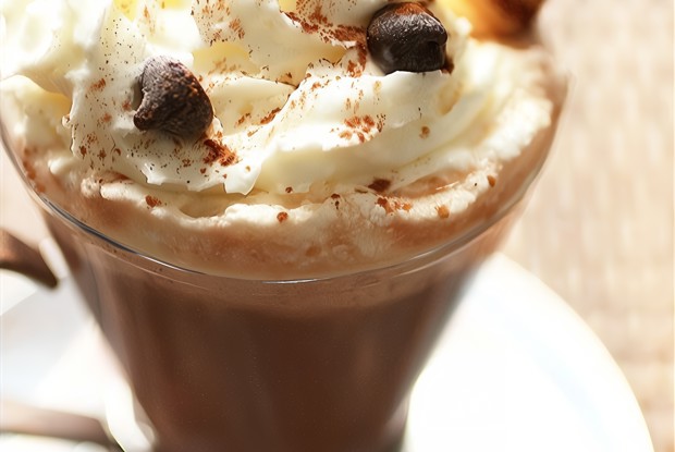 Горячий шоколад со специями и взбитыми имбирными сливками