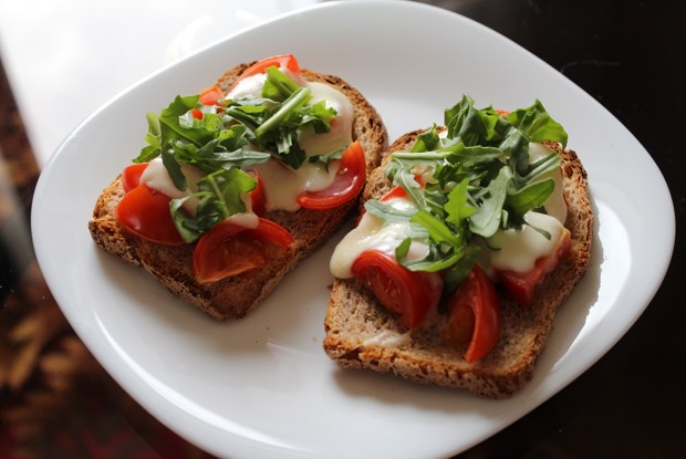 Горячий средиземноморский бутерброд