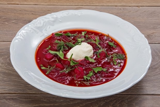 Горячий свекольник со сметаной