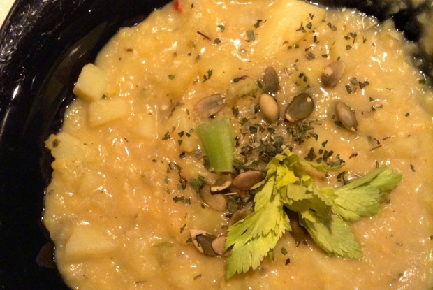 Гороховая похлебка с карри и сельдереем