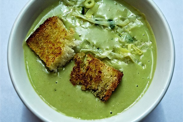 Гороховый крем-суп с луком-пореем и крутонами