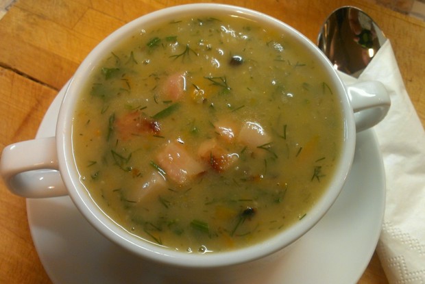 Гороховый суп с копчеными ребрами и беконом