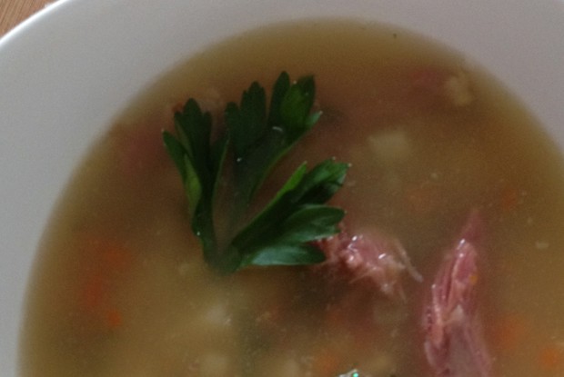 Гороховый суп с копчеными ребрышками и сельдереем