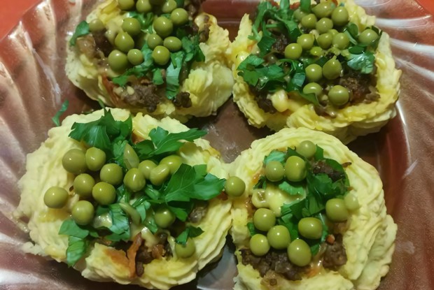 Гороховые гнезда с мясной начинкой и горошком