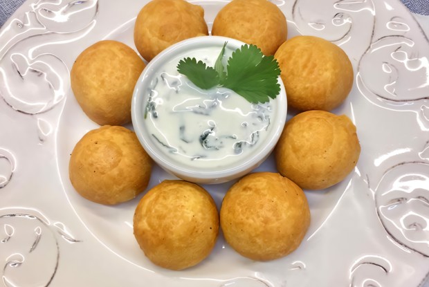 Гороховые крокеты с сыром, мацони и кинзой