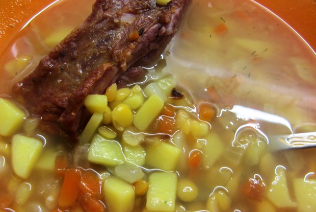Гороховый суп с копчеными ребрышками и зеленью