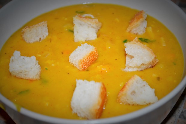 Горошница с овощами, копченостями и гренками