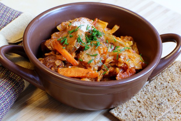 Горшочки с капустой, чечевицей и колбасками