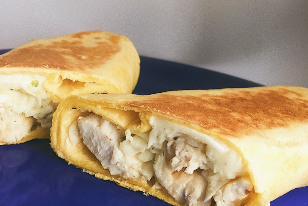 Горячая лепешка с сулугуни и курицей