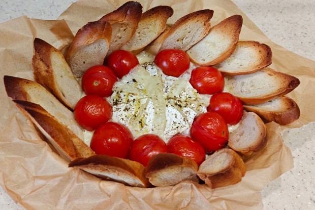 Горячая закуска с камамбером и помидорами черри