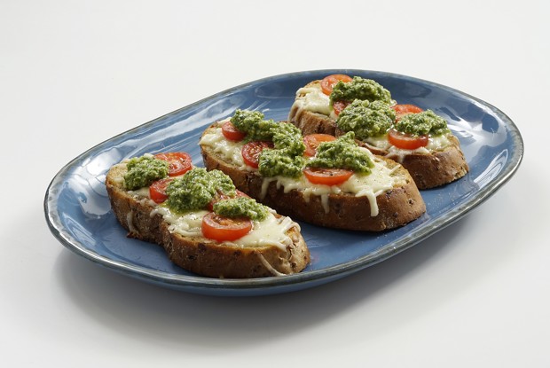 Горячие бутерброды капрезе с домашним песто