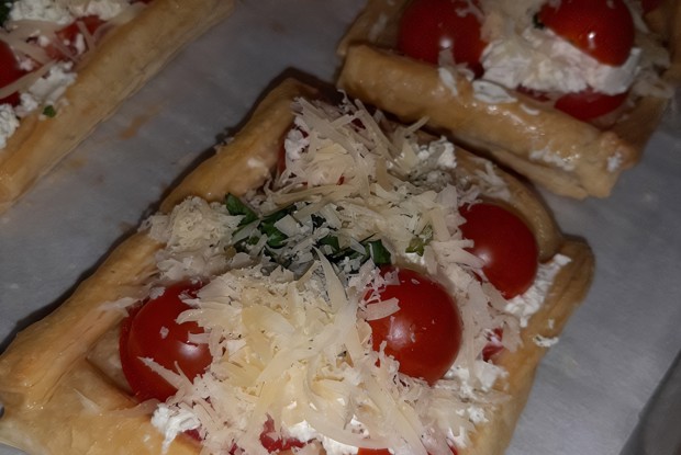 Горячие бутерброды на слоеном тесте