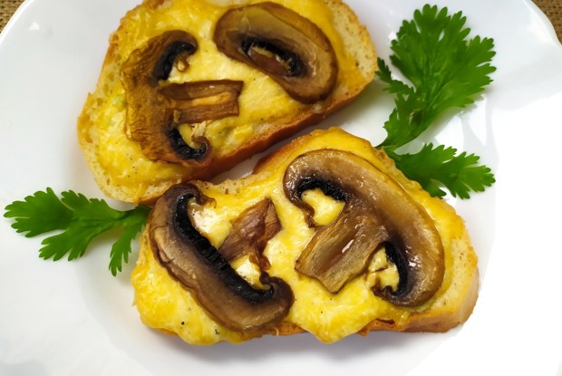 Горячие бутерброды с грибами