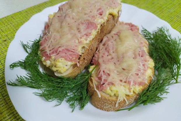 Горячие бутерброды с яйцом, колбасой и сыром